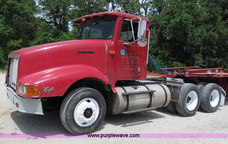 image for item C2218 1993 International 9400 Eagle semi truck