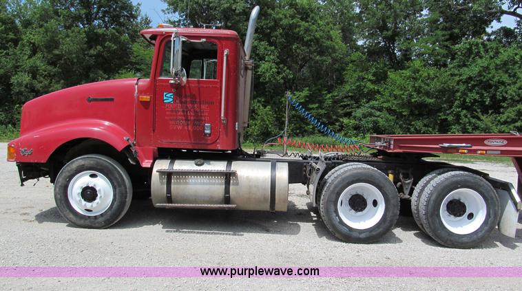 image for item C2218 1993 International 9400 Eagle semi truck