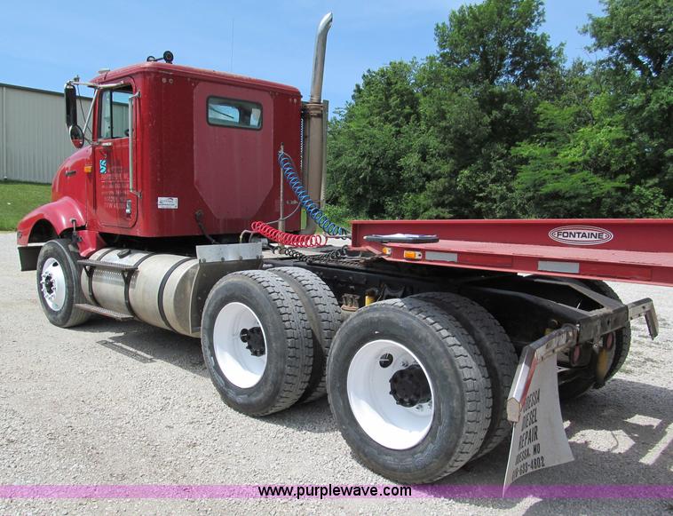 image for item C2218 1993 International 9400 Eagle semi truck