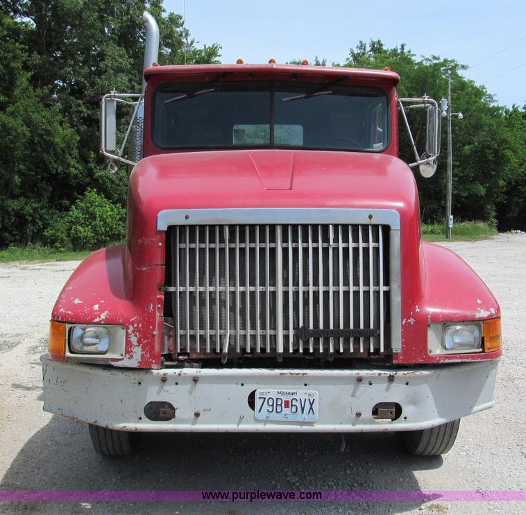image for item C2218 1993 International 9400 Eagle semi truck