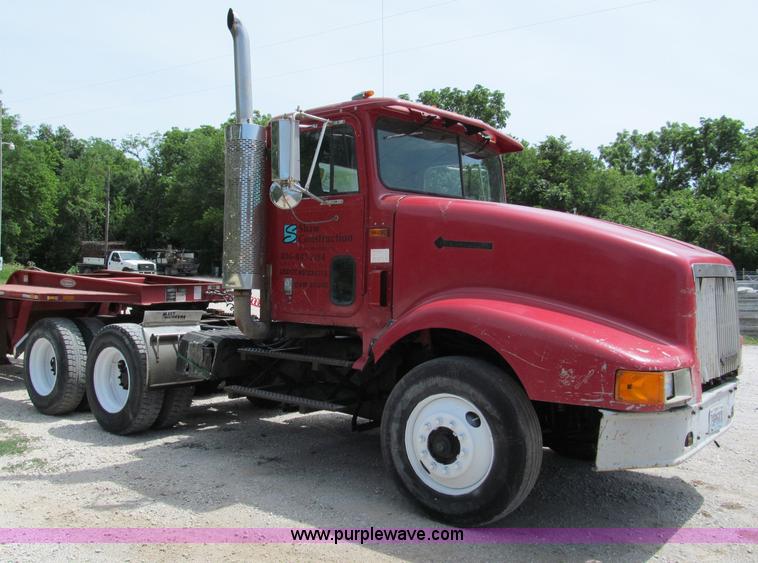 image for item C2218 1993 International 9400 Eagle semi truck