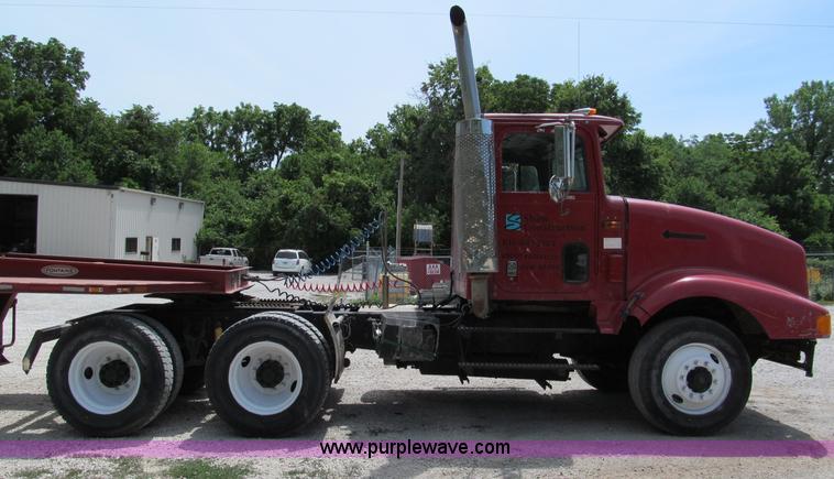 image for item C2218 1993 International 9400 Eagle semi truck