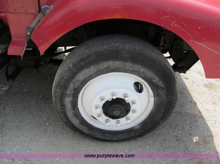 image for item C2218 1993 International 9400 Eagle semi truck