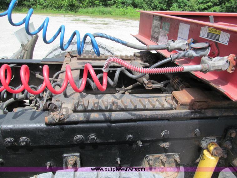 image for item C2218 1993 International 9400 Eagle semi truck