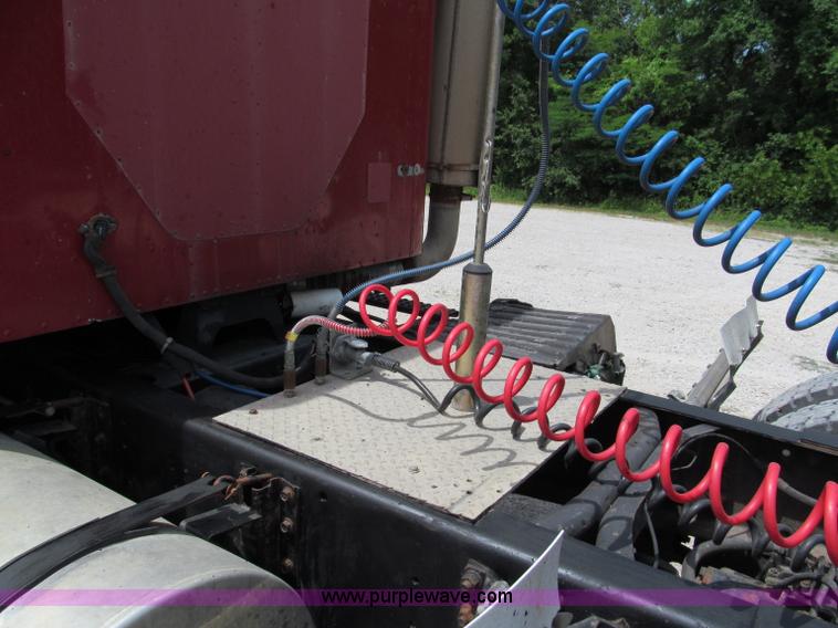 image for item C2218 1993 International 9400 Eagle semi truck