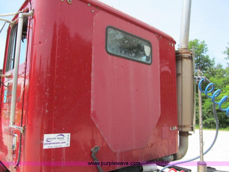 image for item C2218 1993 International 9400 Eagle semi truck