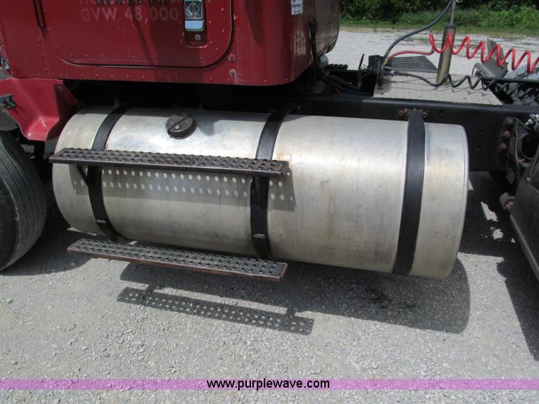 image for item C2218 1993 International 9400 Eagle semi truck