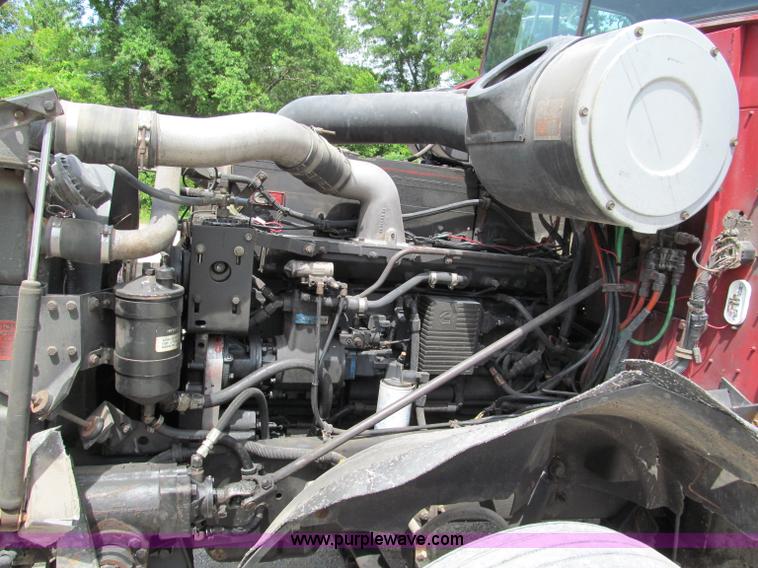 image for item C2218 1993 International 9400 Eagle semi truck