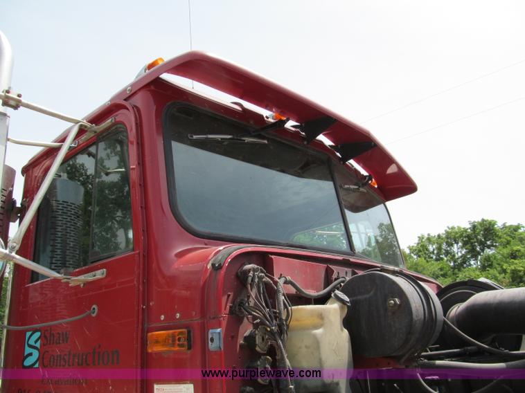 image for item C2218 1993 International 9400 Eagle semi truck