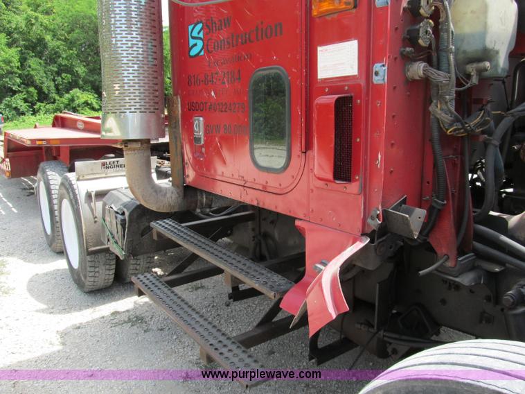 image for item C2218 1993 International 9400 Eagle semi truck