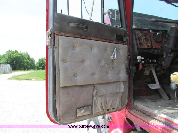 image for item C2218 1993 International 9400 Eagle semi truck