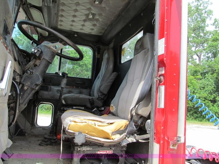 image for item C2218 1993 International 9400 Eagle semi truck