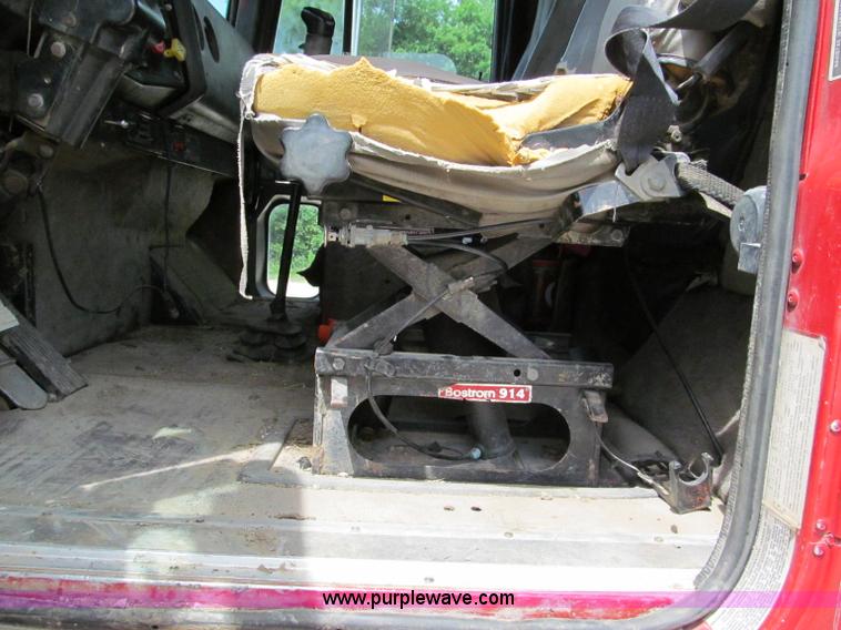 image for item C2218 1993 International 9400 Eagle semi truck