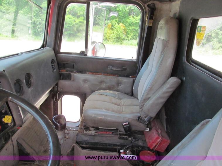 image for item C2218 1993 International 9400 Eagle semi truck