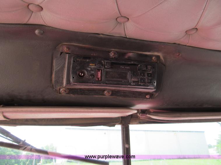 image for item C2218 1993 International 9400 Eagle semi truck