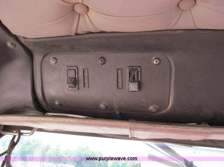 image for item C2218 1993 International 9400 Eagle semi truck