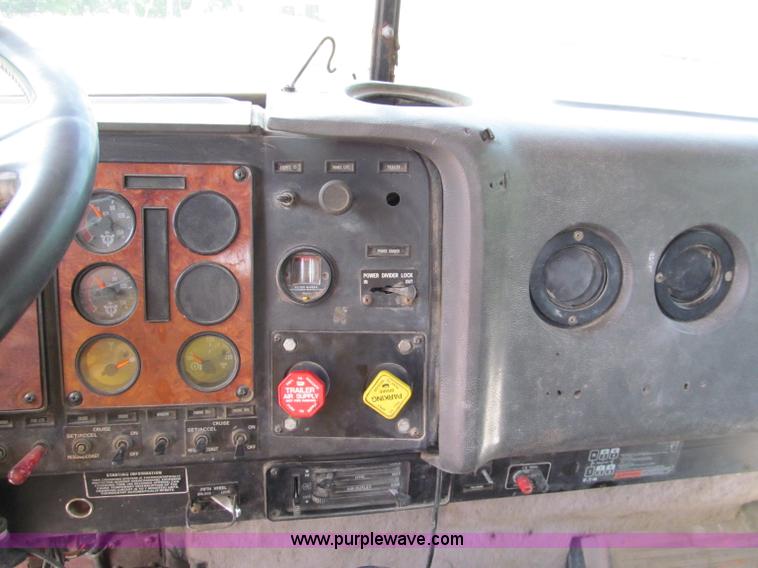 image for item C2218 1993 International 9400 Eagle semi truck