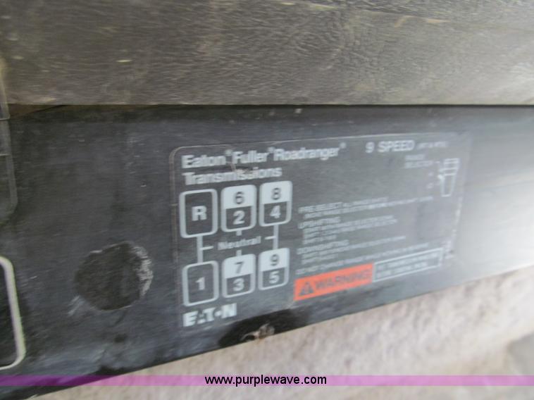 image for item C2218 1993 International 9400 Eagle semi truck