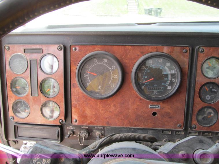 image for item C2218 1993 International 9400 Eagle semi truck