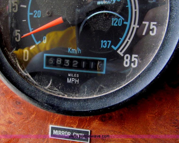 image for item C2218 1993 International 9400 Eagle semi truck