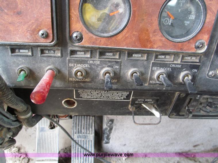 image for item C2218 1993 International 9400 Eagle semi truck