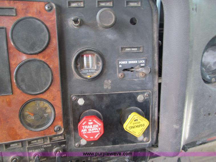 image for item C2218 1993 International 9400 Eagle semi truck