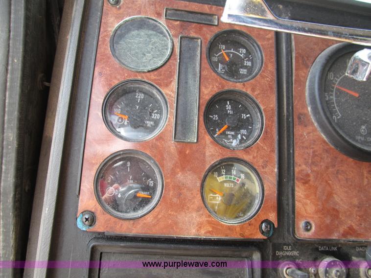 image for item C2218 1993 International 9400 Eagle semi truck