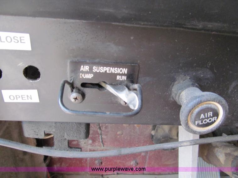 image for item C2218 1993 International 9400 Eagle semi truck