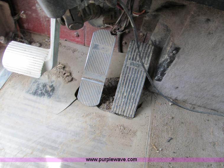 image for item C2218 1993 International 9400 Eagle semi truck