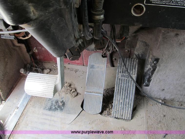 image for item C2218 1993 International 9400 Eagle semi truck