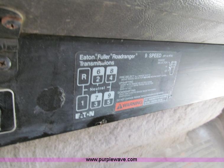 image for item C2218 1993 International 9400 Eagle semi truck