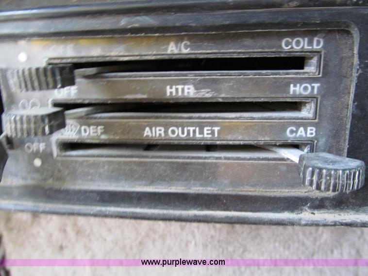 image for item C2218 1993 International 9400 Eagle semi truck