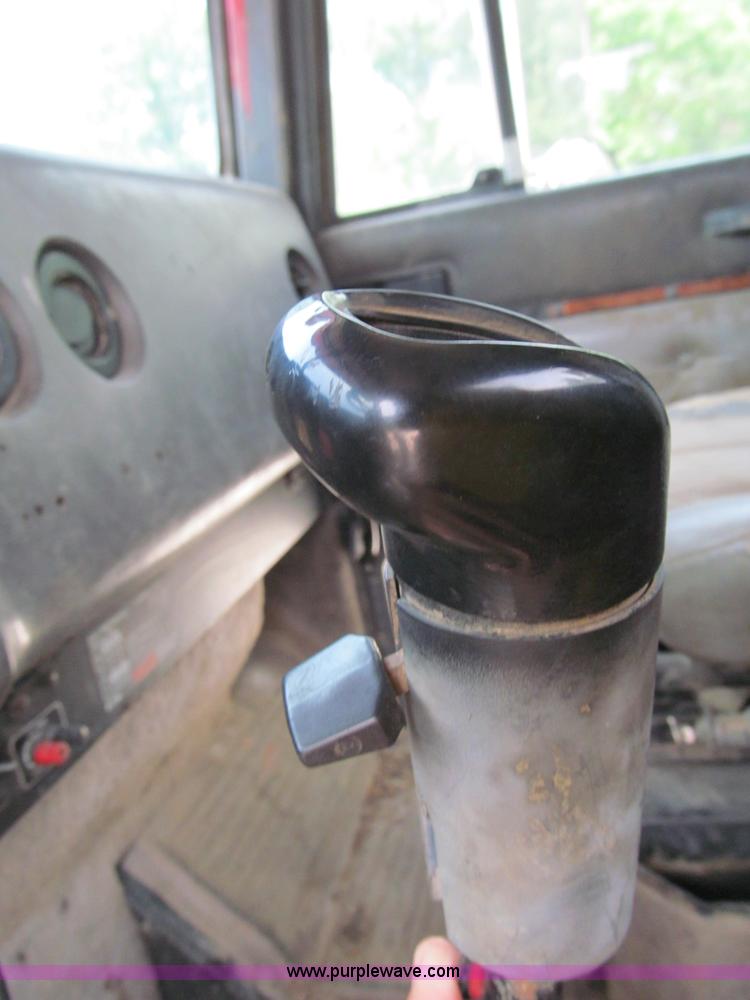 image for item C2218 1993 International 9400 Eagle semi truck