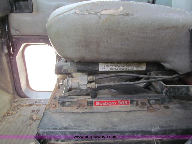 image for item C2218 1993 International 9400 Eagle semi truck