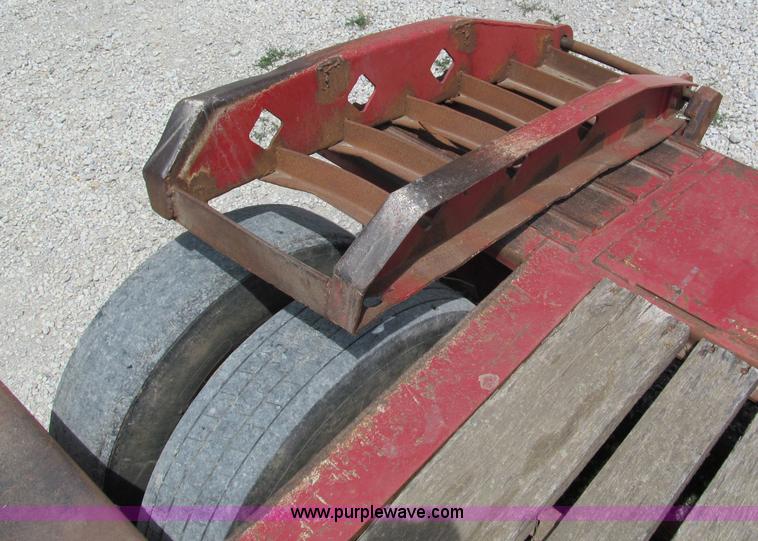 image for item C2219 2004 Fontaine lowboy trailer