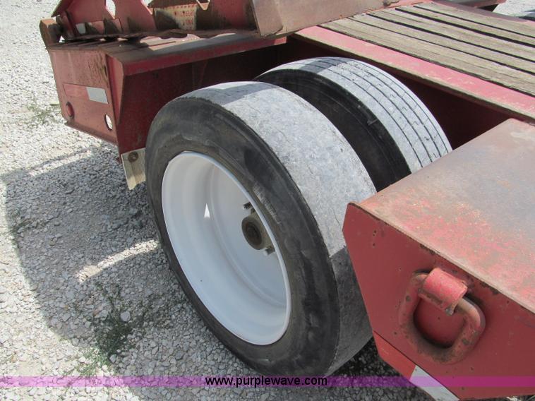 image for item C2219 2004 Fontaine lowboy trailer