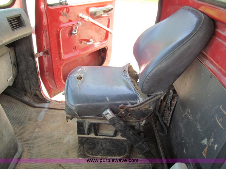 image for item C2220 1987 Ford L8000 concrete panel crane truck