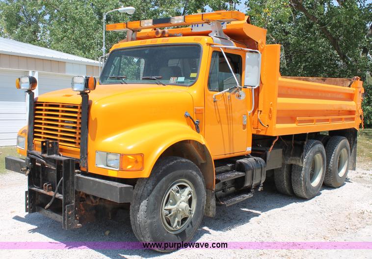 image for item C2560 1993 International 4900 dump truck