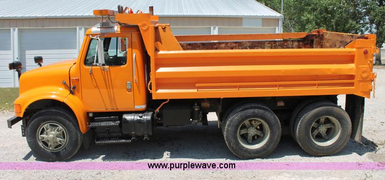 image for item C2560 1993 International 4900 dump truck