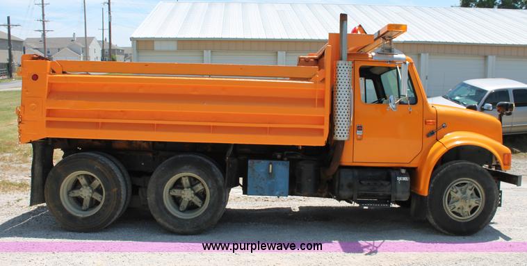 image for item C2560 1993 International 4900 dump truck