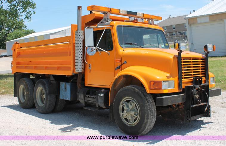 image for item C2560 1993 International 4900 dump truck