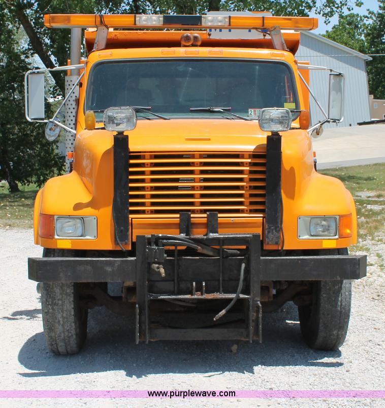 image for item C2560 1993 International 4900 dump truck
