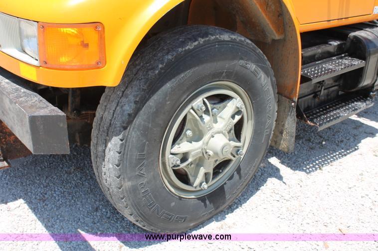 image for item C2560 1993 International 4900 dump truck