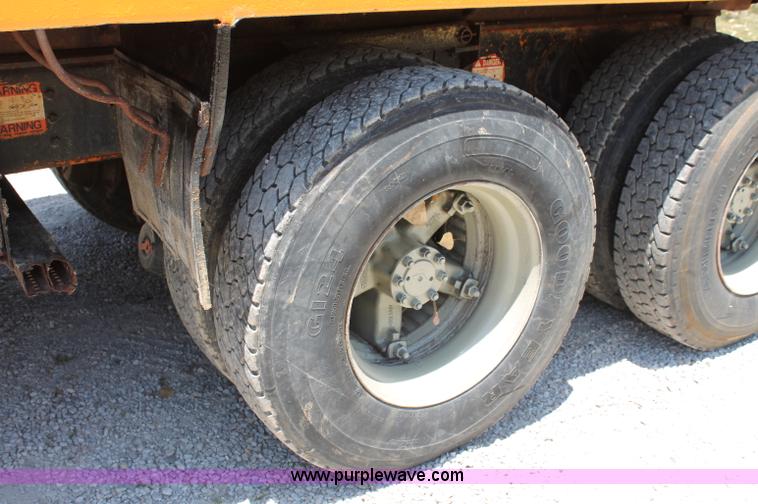 image for item C2560 1993 International 4900 dump truck