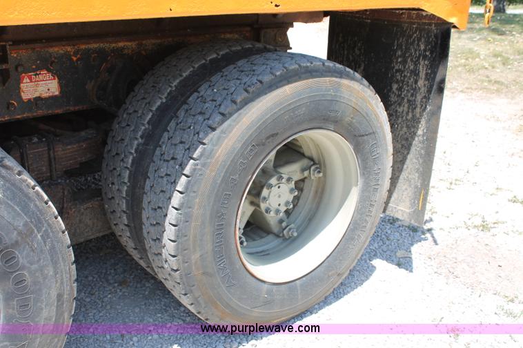 image for item C2560 1993 International 4900 dump truck