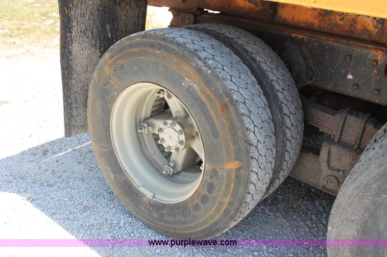 image for item C2560 1993 International 4900 dump truck