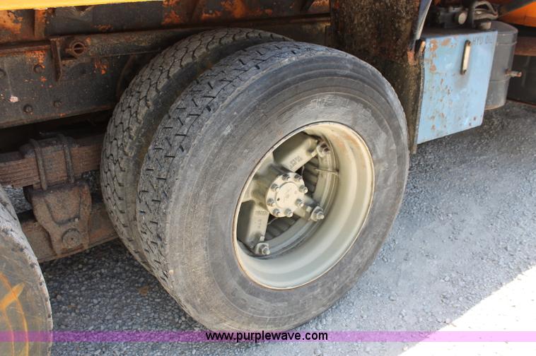 image for item C2560 1993 International 4900 dump truck