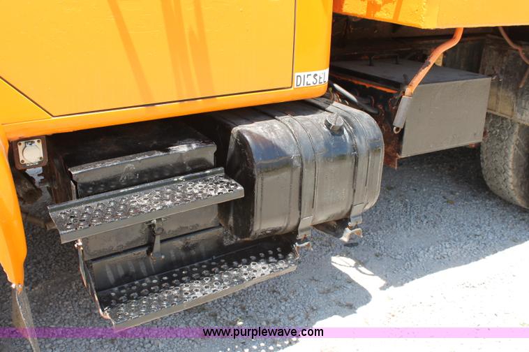 image for item C2560 1993 International 4900 dump truck