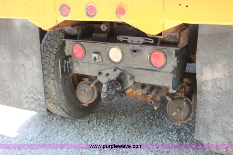 image for item C2560 1993 International 4900 dump truck