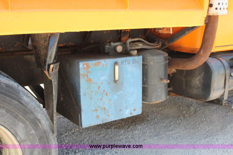 image for item C2560 1993 International 4900 dump truck